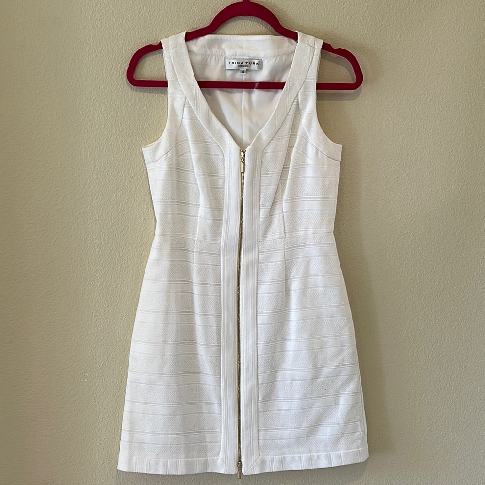 New Trina Turk White Lined Sleeveless Dress. Front Zip Closure. Size4.